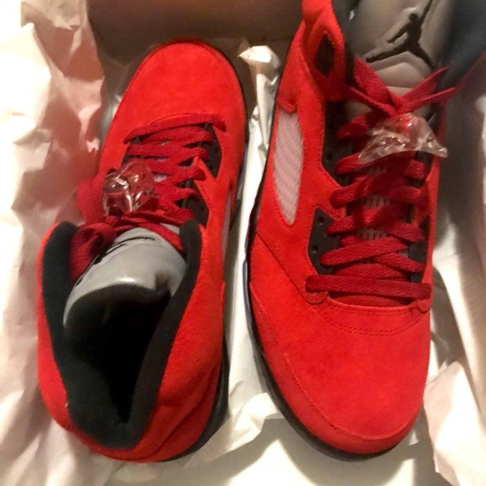 Jordan’s Retro 5 Raging Bull - Picture 2 of 4